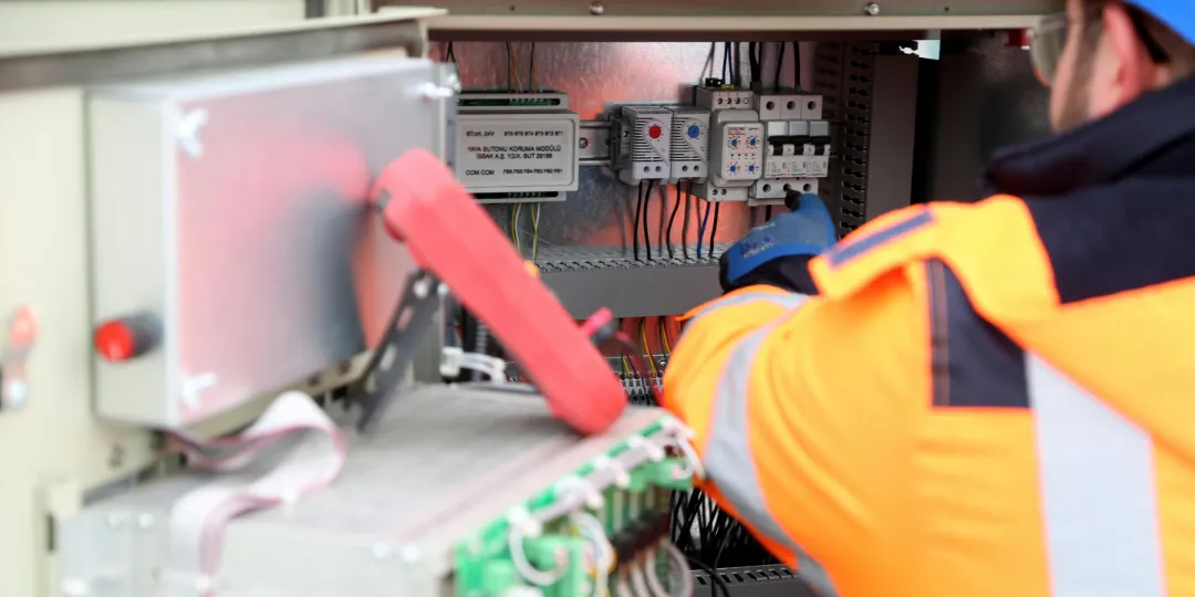 electrician working on fuse box