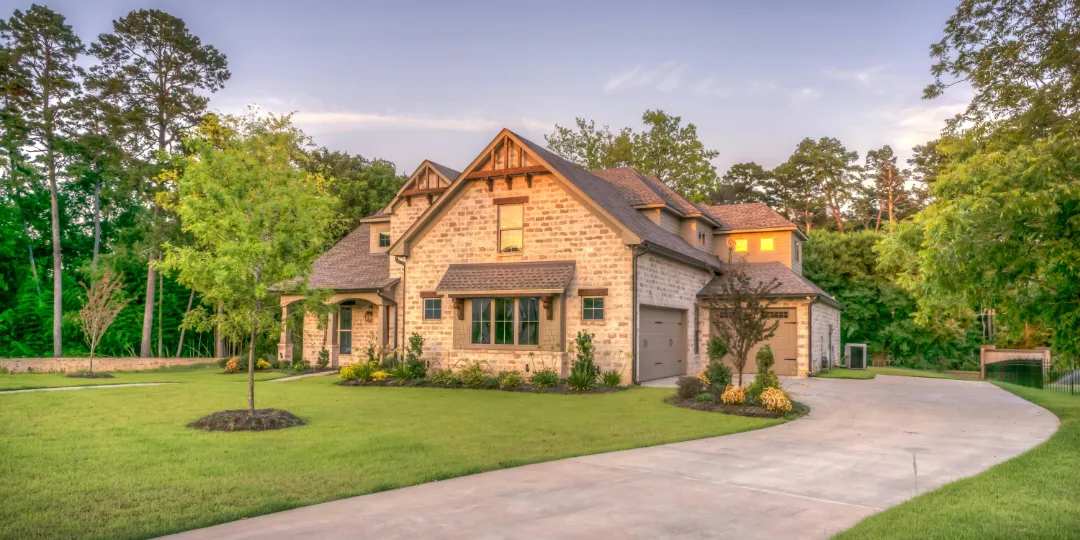 single family home with driveway